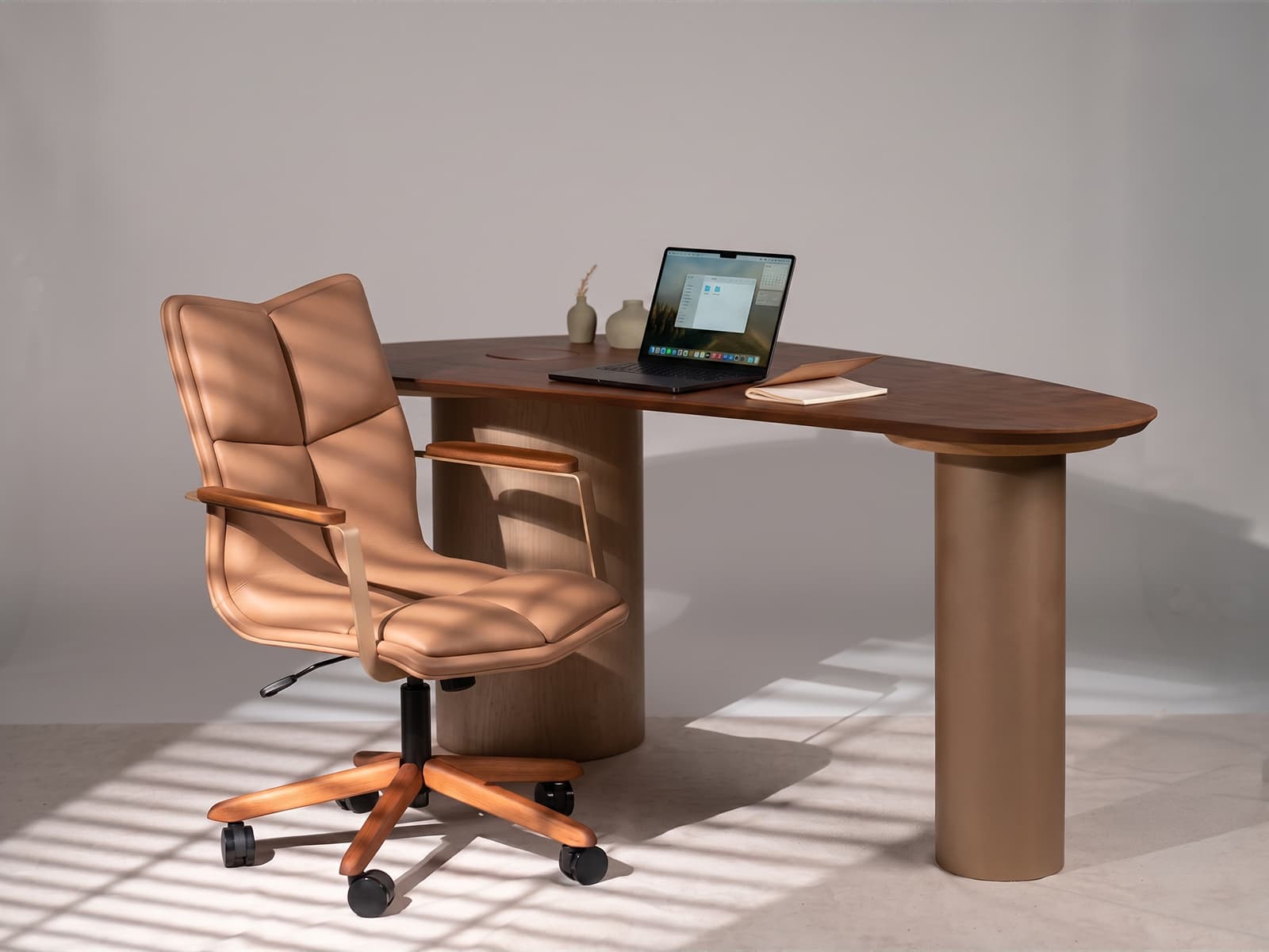 Escritório home office com mesa de design e estante