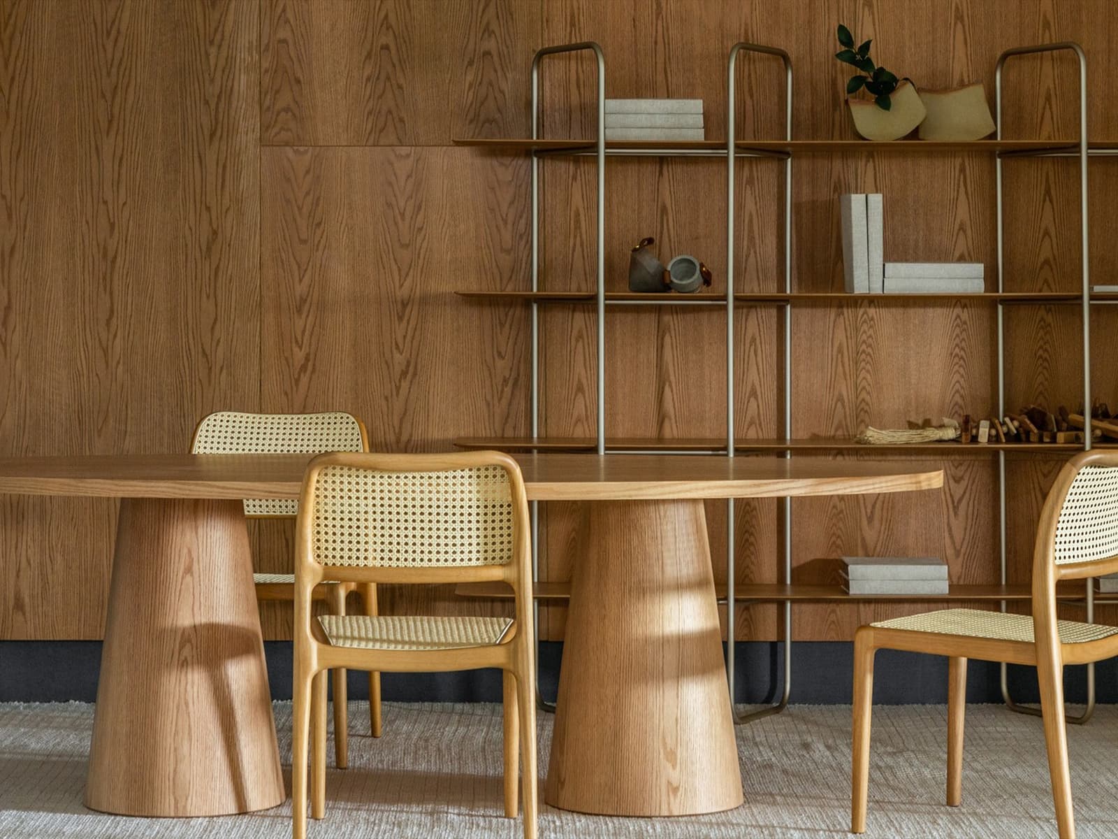 Sala de jantar contemporânea com mesa de pedra e cadeiras
